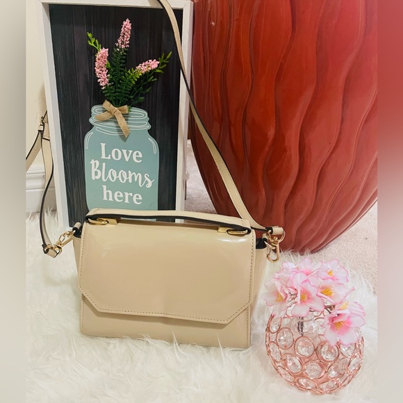 It’s a very cute ( monochromatic shade/tone) sling bag. - Picture 4 of 6